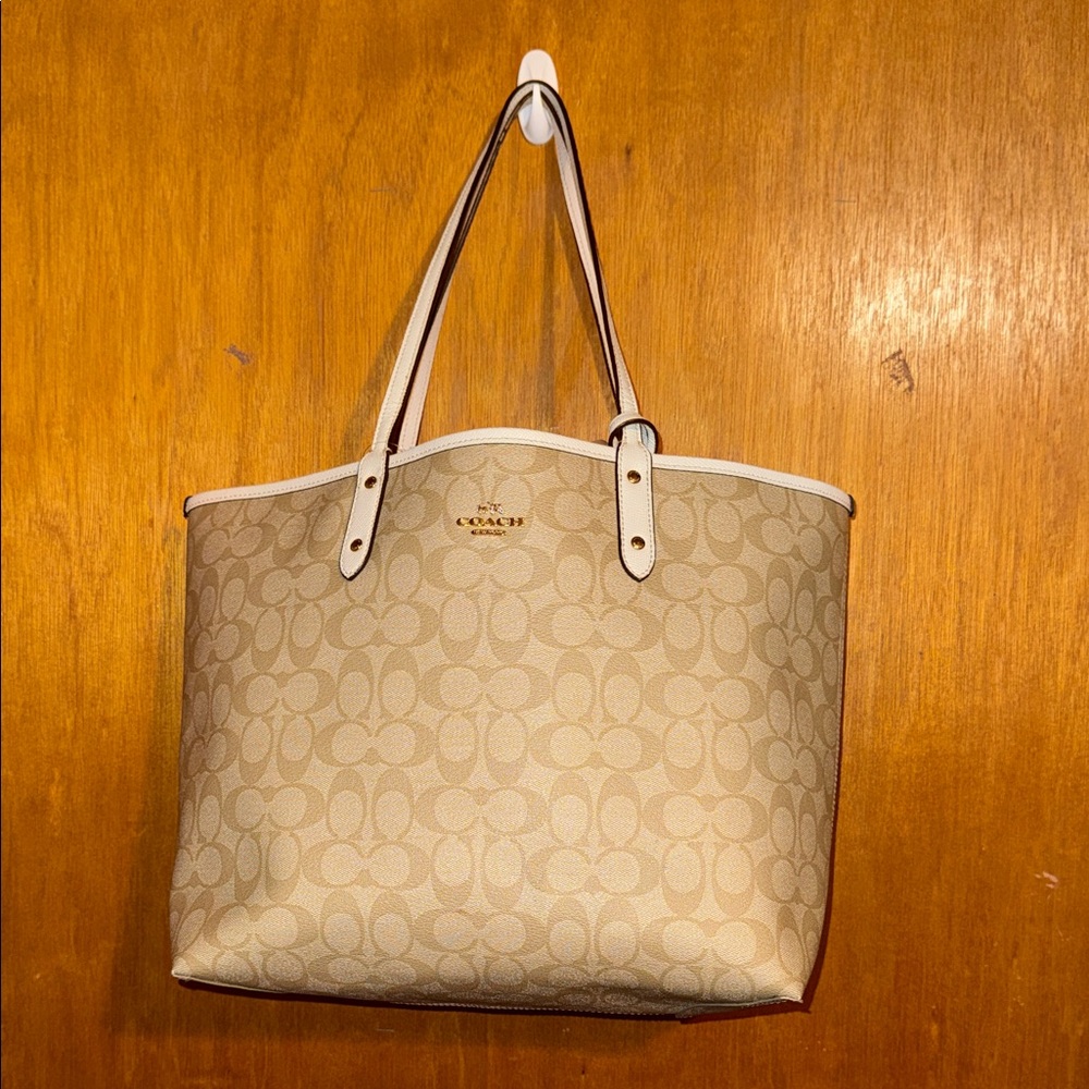 •COACH•WHITE & BEIGE REVERSIBLE CITY TOTE IN SIGNATURE “C” CANVAS & LEATHER EUC - Picture 3 of 16